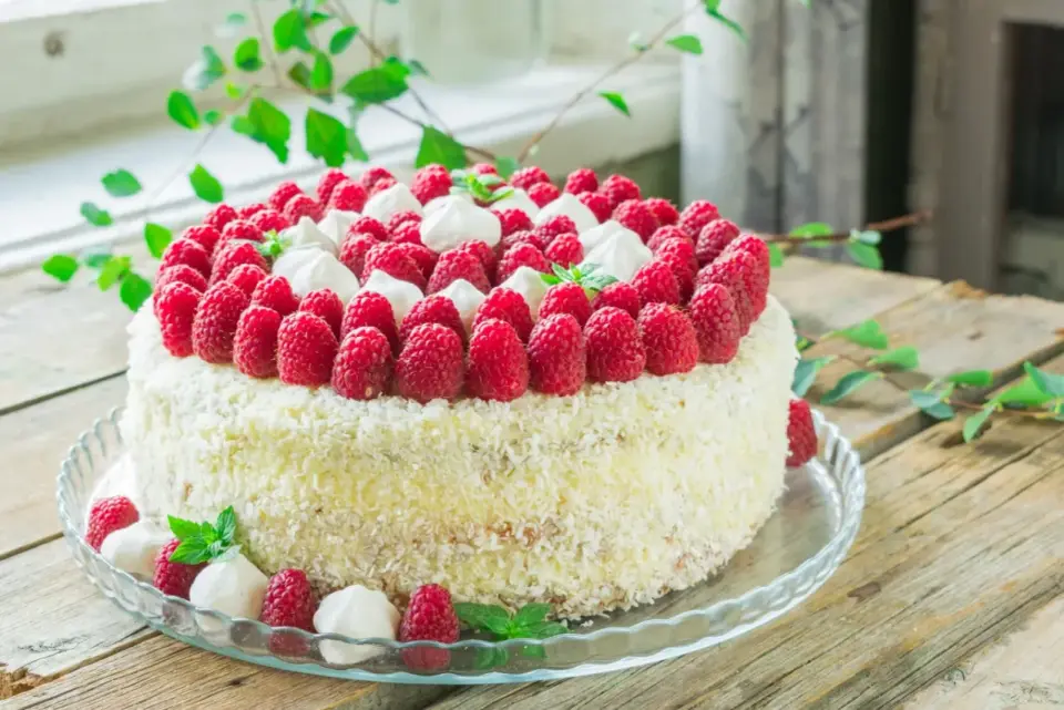 Tort malinowy, który nie jest ciężki i za słodki
