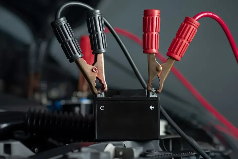 Montaż wyłącznika akumulatora - Jak nie uszkodzić elektroniki?