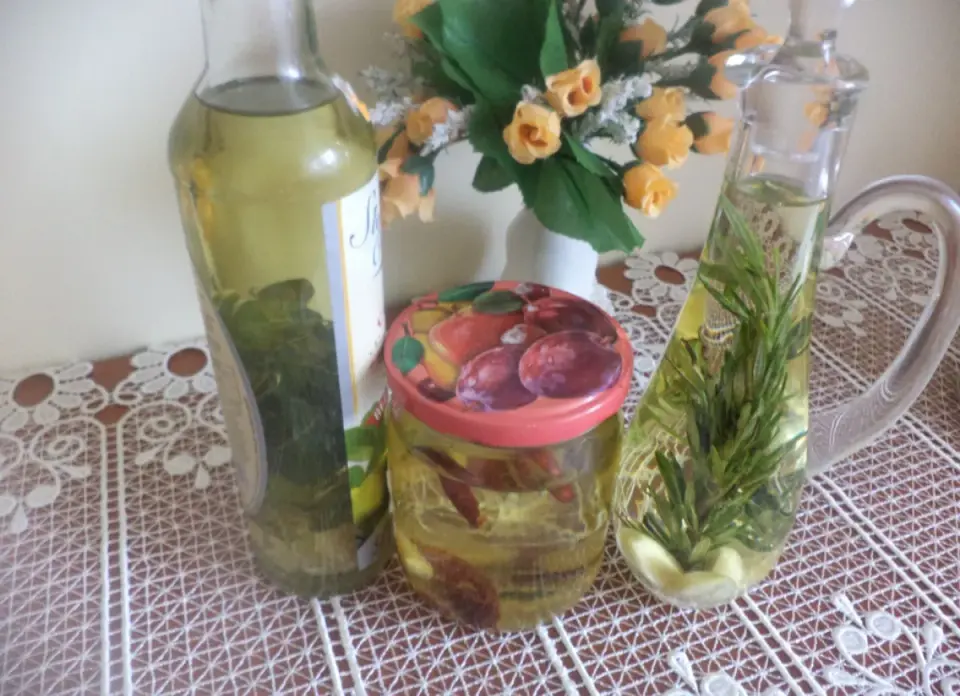 Bezpieczna domowa oliwa z czosnkiem i rozmarynem - jak zrobić?