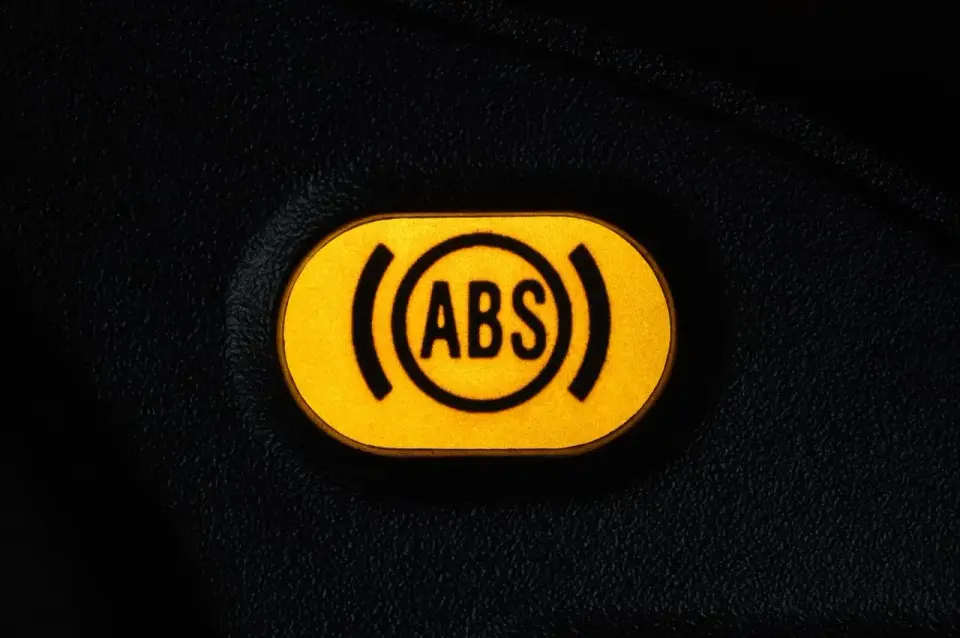 ABS w aucie - Jak działa, co oznacza kontrolka i jak dbać?