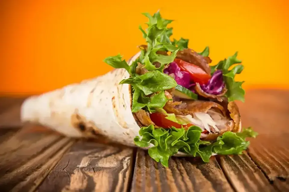 Ile kcal ma tortilla? Sprawdź, co naprawdę podbija kalorie