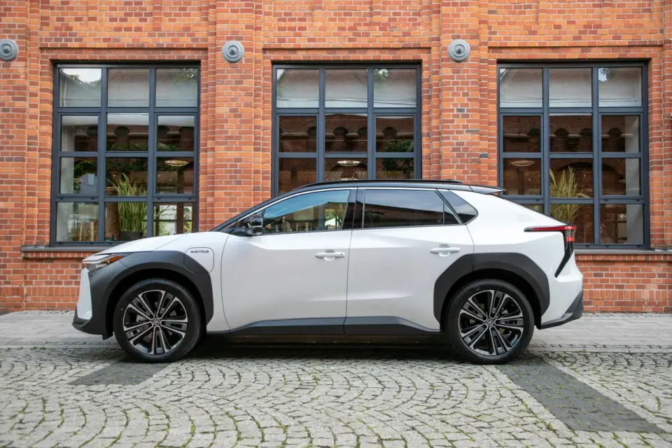 Toyota bZ - Czy warto przesiąść się z hybrydy na elektryka?