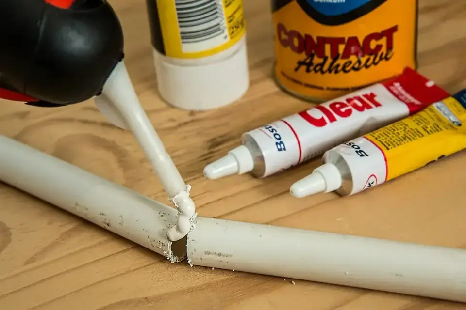 Czym skleić plastik? Wybierz klej do tworzywa - Poradnik!