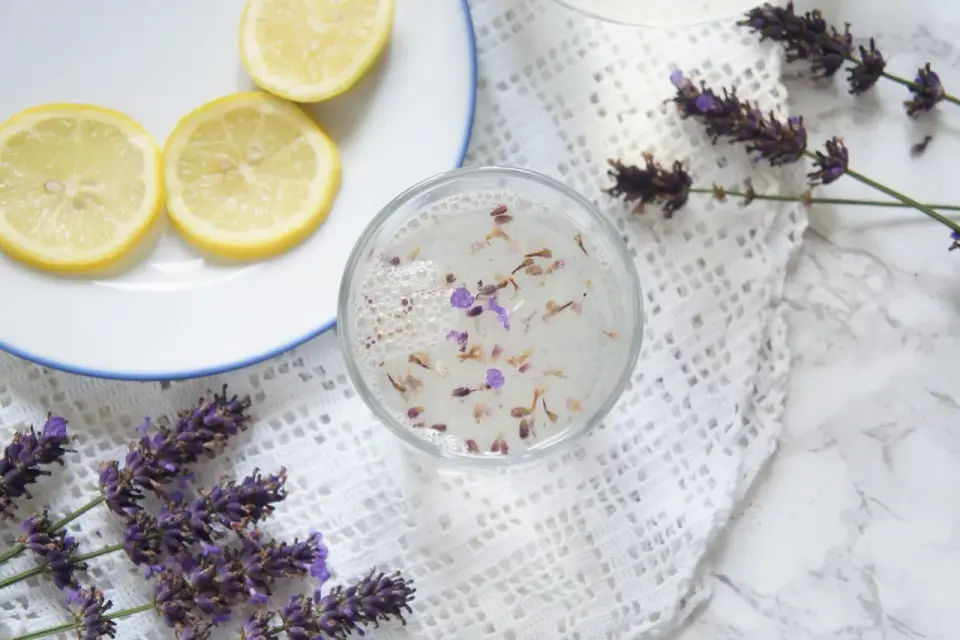 Lemoniada lawendowa - przepis na świeży, letni napój