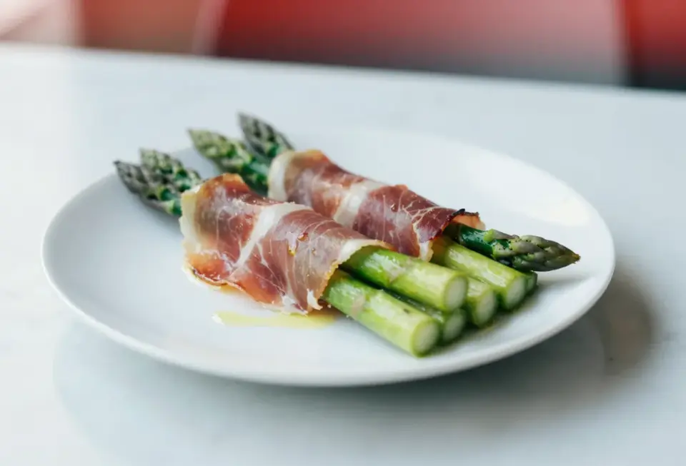 Szparagi z szynką parmeńską - idealnie chrupiące!