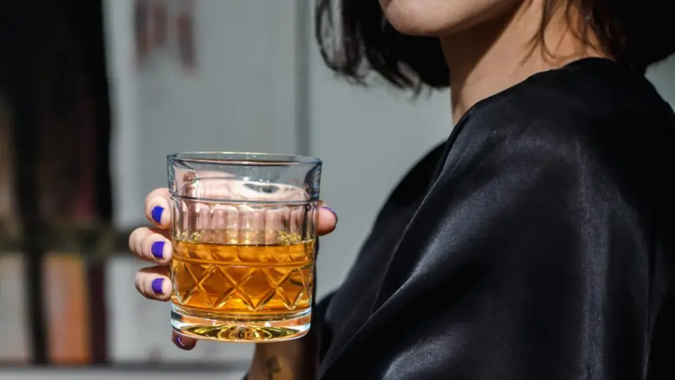 Jak rozpoznać nuty miodowe i kwiatowe w whisky Lowlands?
