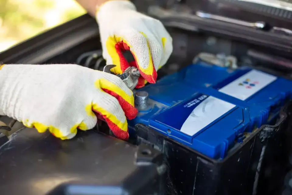 Jak odłączyć prostownik - Poznaj bezpieczną kolejność i uniknij iskier