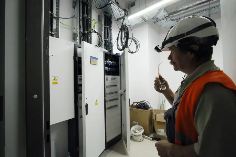 Zarobki inżyniera elektryka w Niemczech: Ile naprawdę zarobisz?