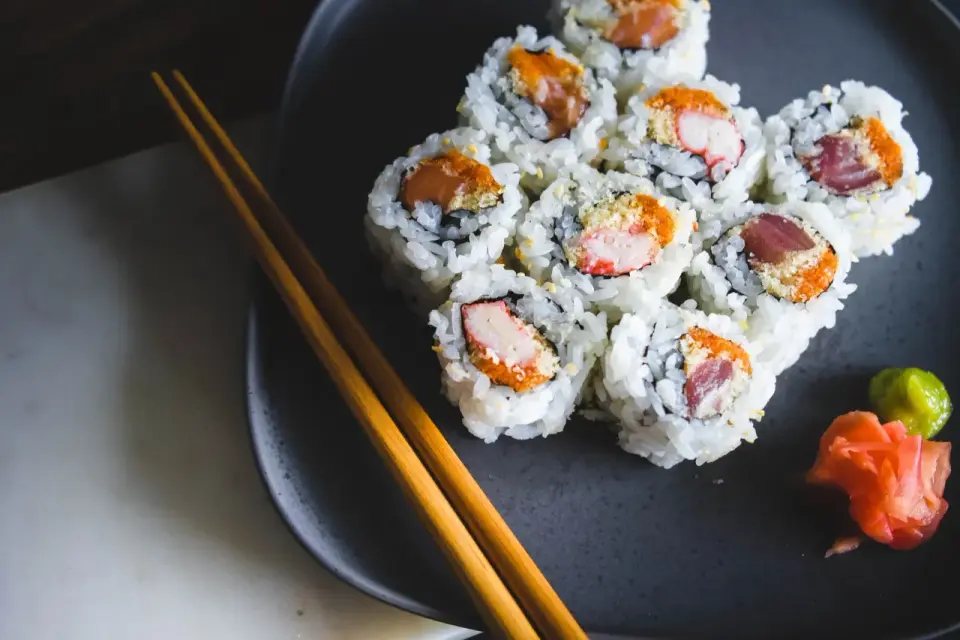 Czy sushi tuczy? Sprawdź kalorie i wybierz mądrze!