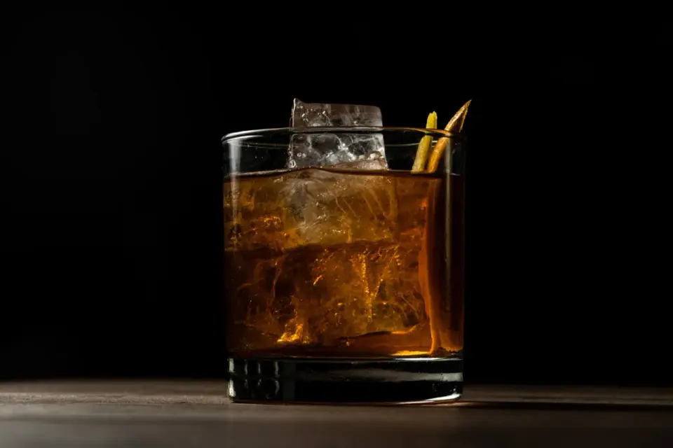 Trendy whisky lato 2026: lekkie i orzeźwiające koktajle