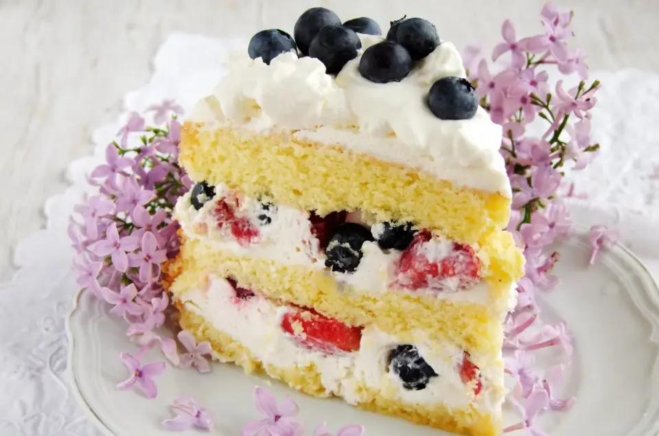 Bardzo łatwy tort z mascarpone z owocami - prosty przepis