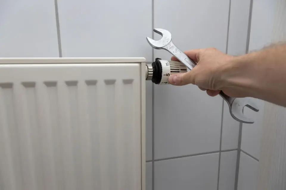 Jak spuścić wodę z grzejnika - Instrukcja krok po kroku bez zalania