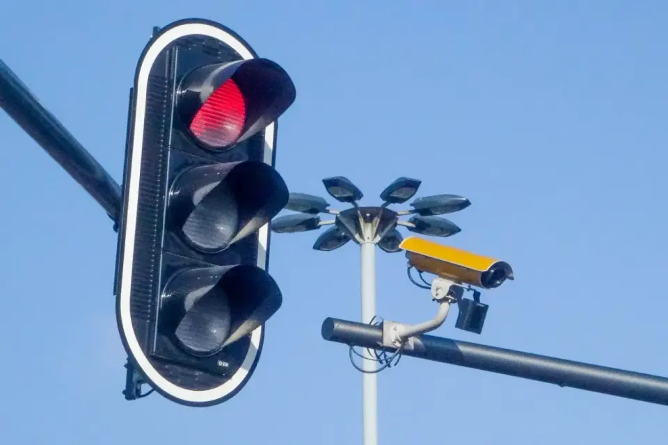 Kamery na czerwonym świetle - Jak działają i ile wynosi mandat?