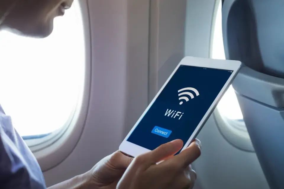 Ryanair WiFi - Czy jest internet w samolocie? Przygotuj się!