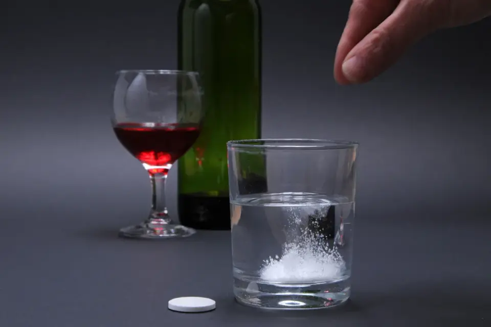 Co na kaca? Bezpieczne sposoby i sygnały zatrucia alkoholem