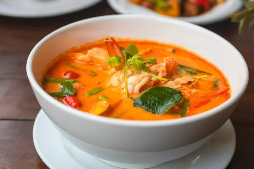Brak liści kaffiru? Najlepsze zamienniki i plan ratunkowy dla curry