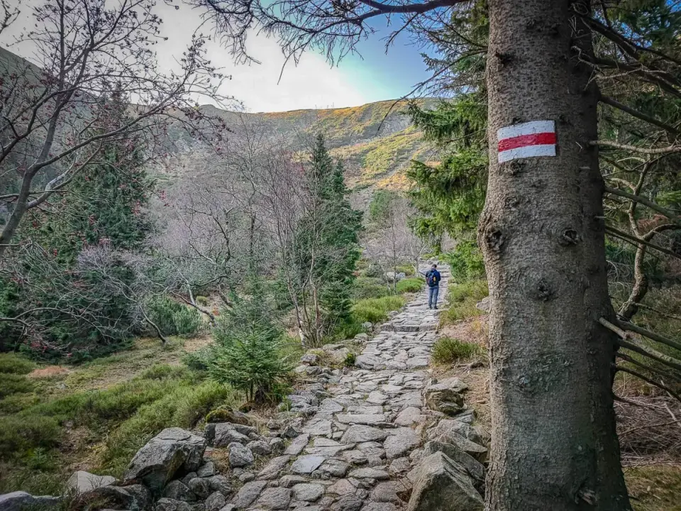 Śnieżka czerwonym szlakiem - Czas, trudność i trasa przez kocioł