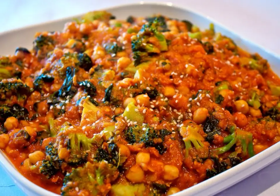 Curry z ciecierzycy - szybki obiad, głęboki smak. Sprawdź!