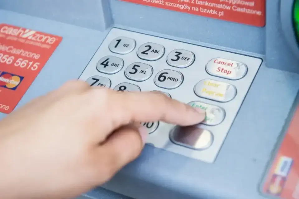 Debet na koncie - jak działa i kiedy się opłaca