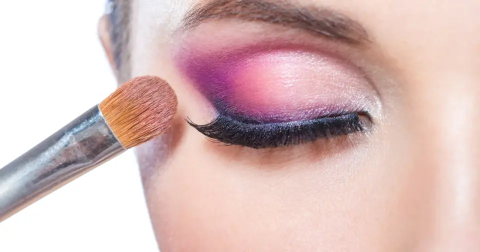 Cut crease - idealny makijaż? Zrób go bez błędów!