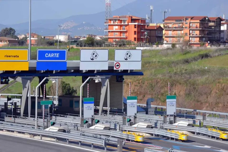 Autostrady we Włoszech - Jak płacić i który pas wybrać przy bramkach?