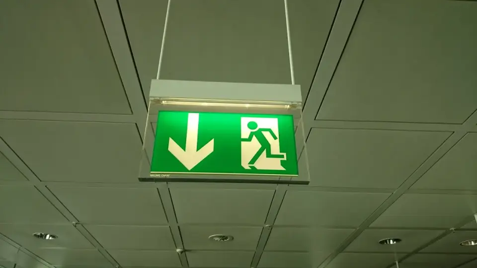 Oświetlenie ewakuacyjne - kiedy jest wymagane i jak je dobrać