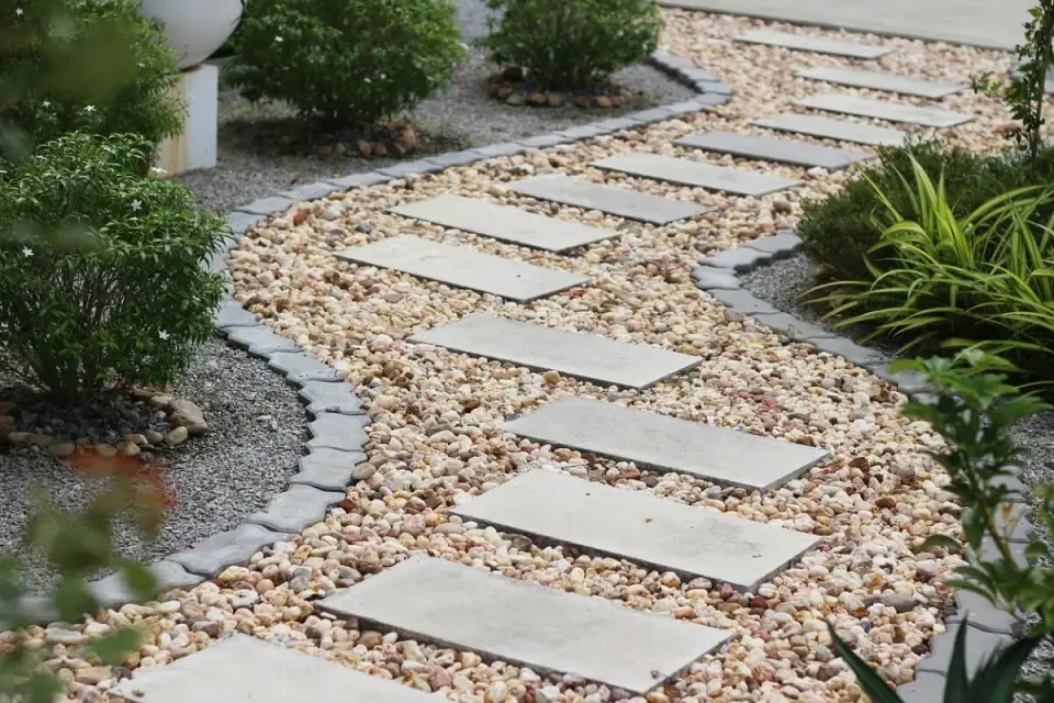 Kamień w ogrodzie - inspiracje, które porządkują przestrzeń