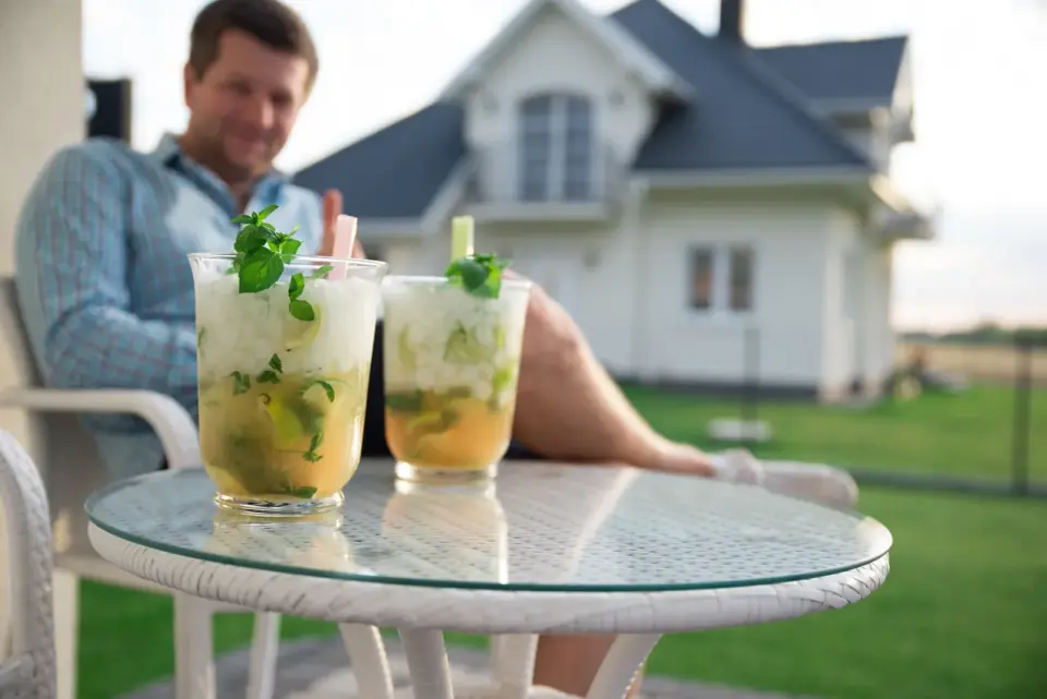 Jak zrobić drinki w dzbanku na imprezę? Proste przepisy
