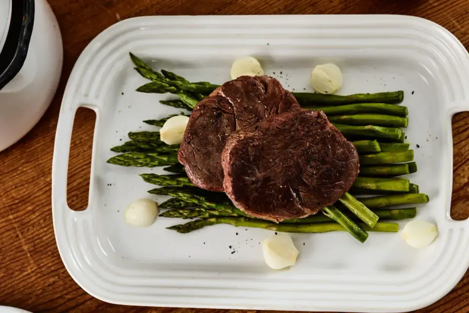 Jak zrobić steki z polędwicy sous vide? Czas i temperatura