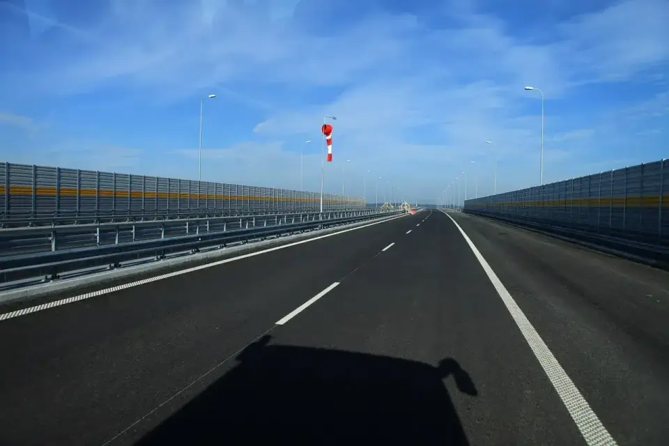 Droga dwujezdniowa - jak rozpoznać i jechać bez błędów?