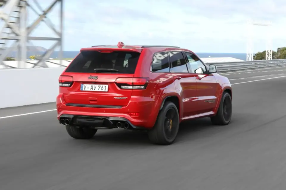Jeep Grand Cherokee Trackhawk czy SRT? Różnice, ceny i pułapki