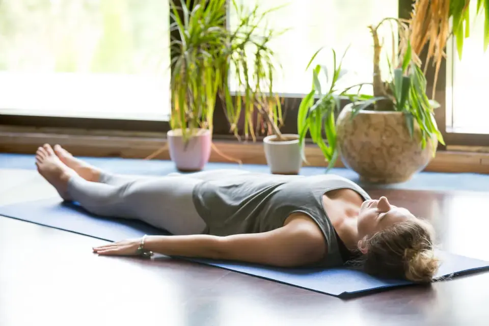 Savasana - Jak naprawdę odpocząć? Poradnik i modyfikacje