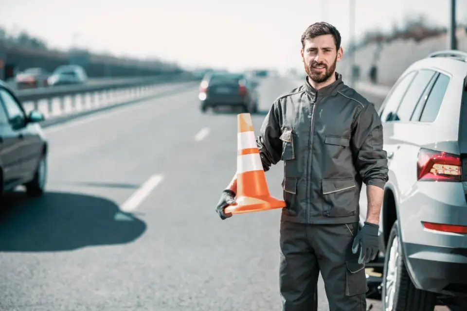 Awaria auta na autostradzie - Jak działać, by było bezpiecznie?
