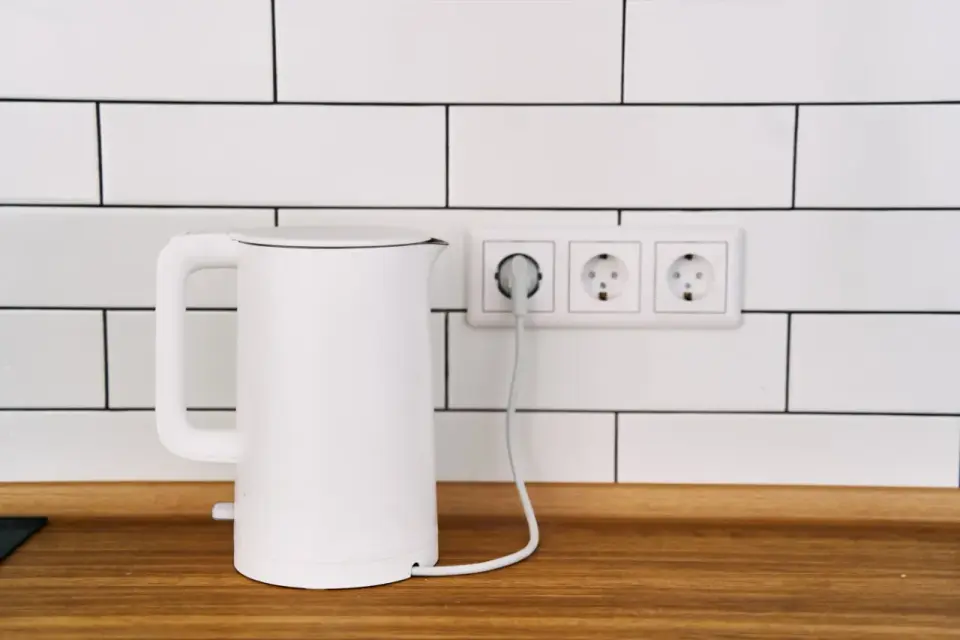 Czajnik elektryczny czy płyta indukcyjna? Co zużywa mniej prądu