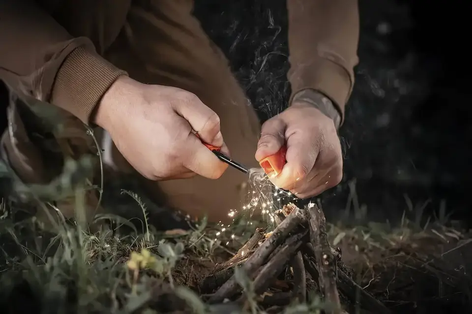Bushcraft od podstaw - sprzęt, biwak i nocleg w lesie