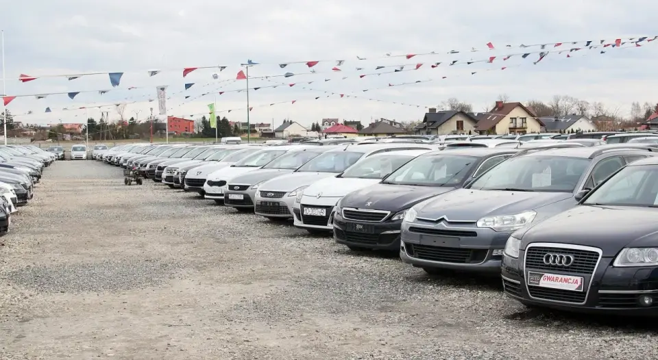 Umowa komisu samochodowego - jak sprzedać auto bez ryzyka?