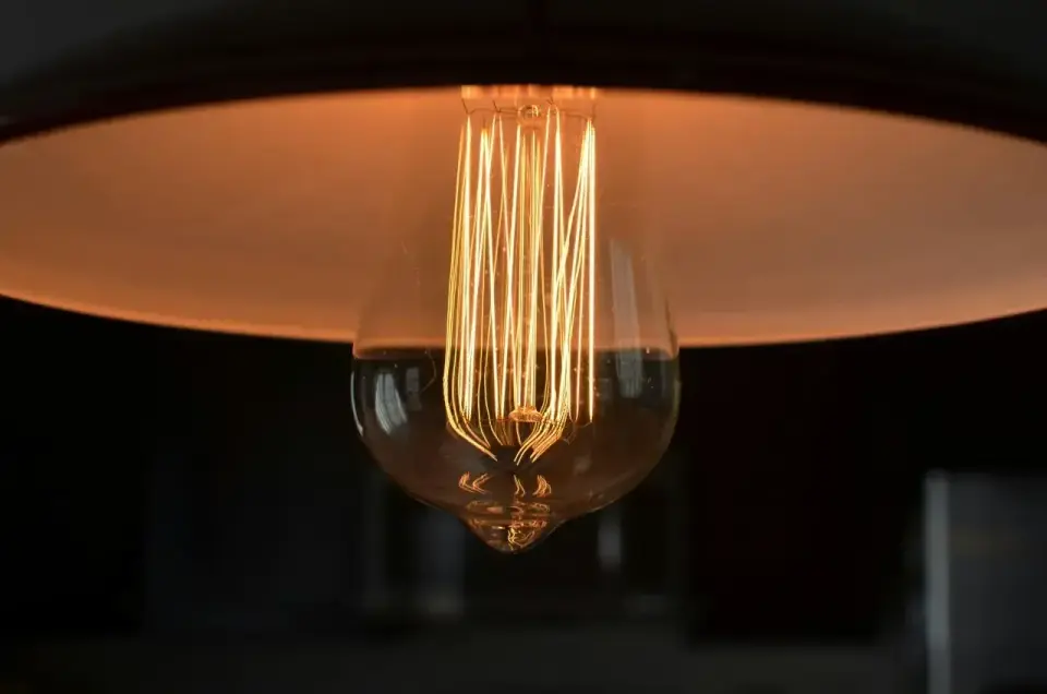 Jaka żarówka do lampki nocnej wybrać? Ciepła LED i ściemnianie