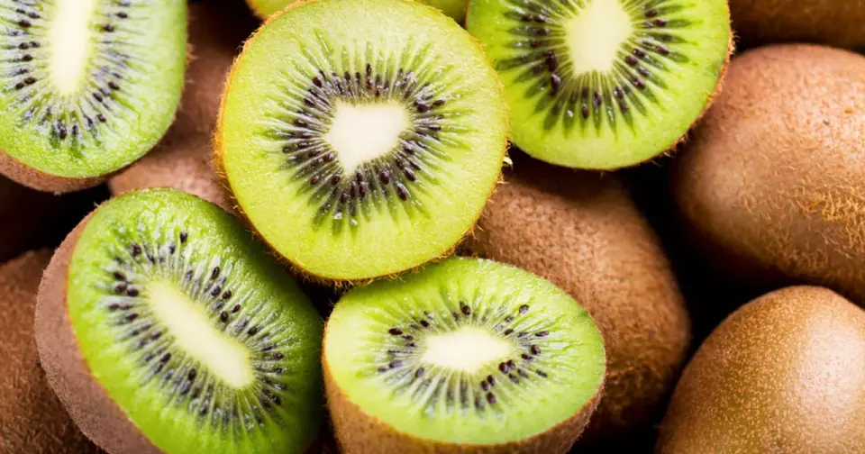 Kiwi i witamina C - ile naprawdę daje ten owoc?
