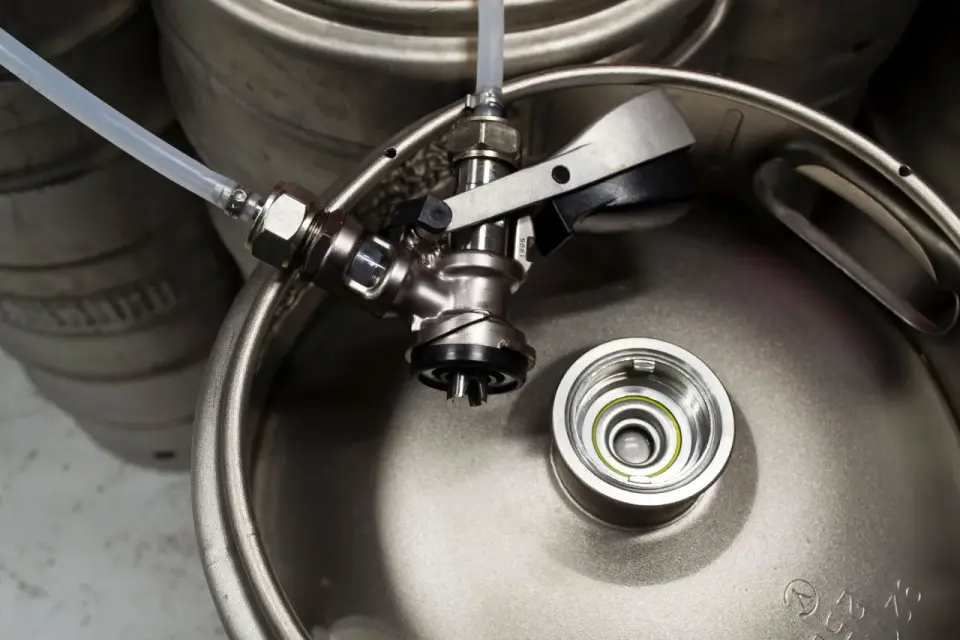 Keg piwa - jak nalewać idealnie? Poradnik krok po kroku