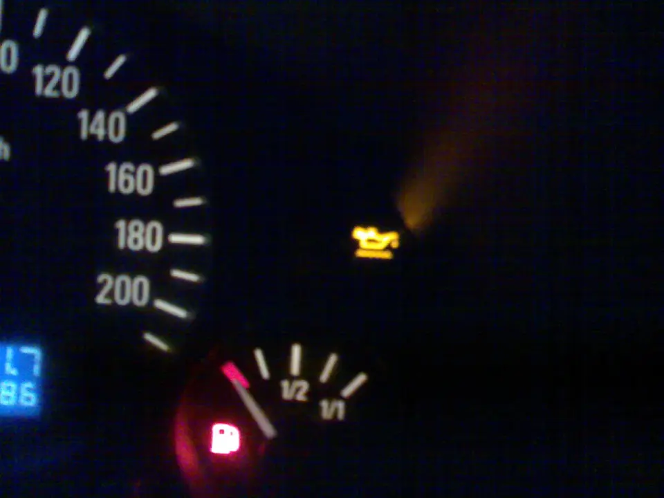 Żółta kontrolka oleju Opel - Co oznacza i czy można jechać dalej?