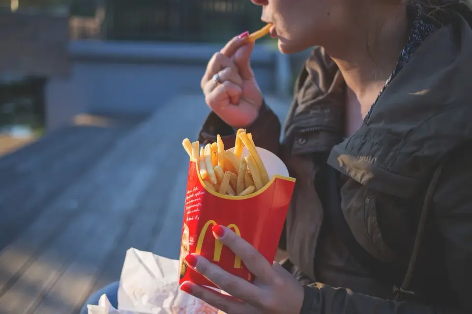 Biała dieta: Czy frytki są dozwolone? Sprawdź!