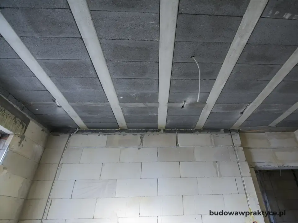 Jak przeciągnąć kabel w suficie podwieszanym bez błędów