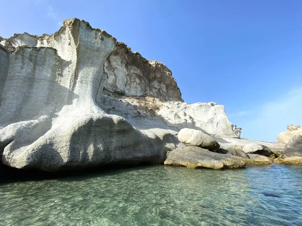 Qué ver en Agua Amarga - calas, playa y Mesa Roldán