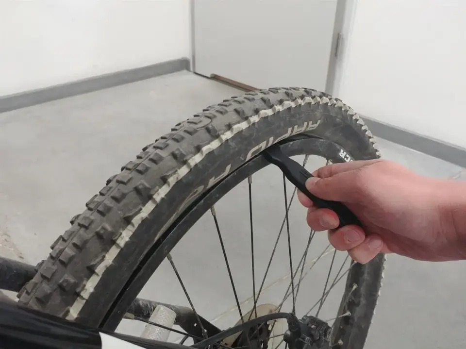 Wymiana opony w rowerze - Poradnik krok po kroku