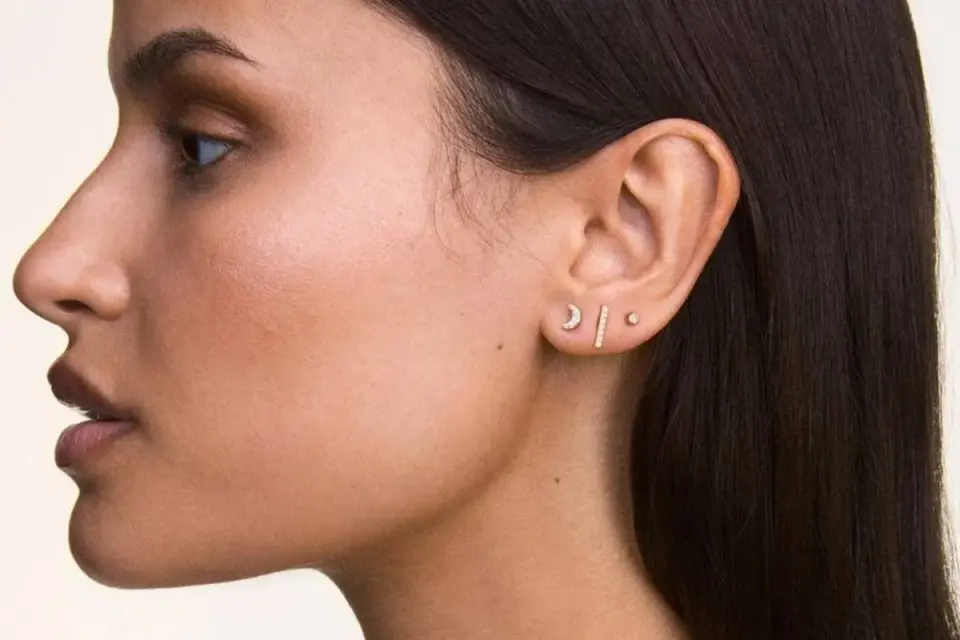 Piercing ucha - nazwy, gojenie, biżuteria. Stwórz idealny ear stack!