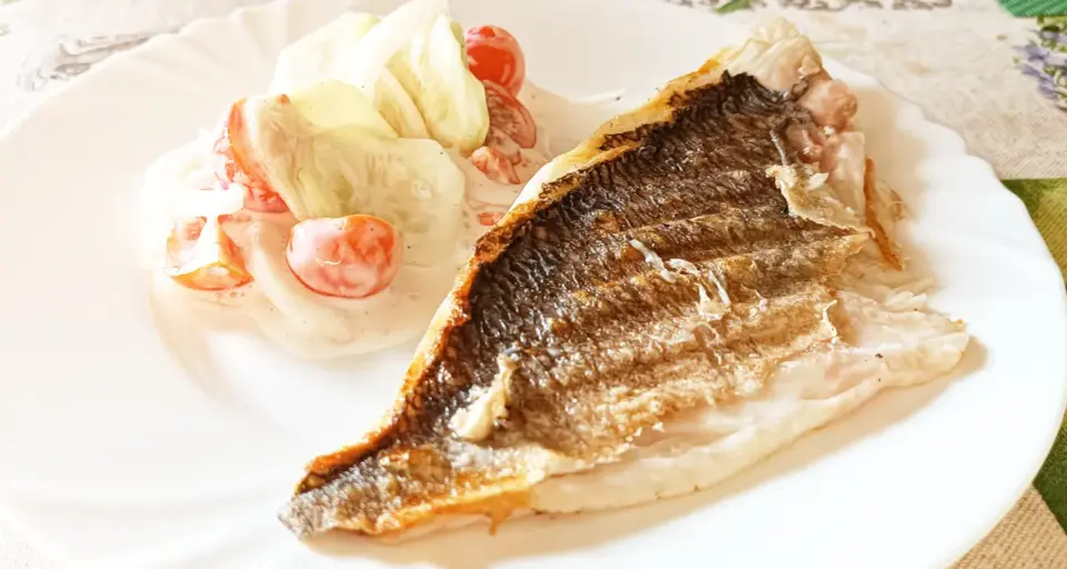 Dorada z grilla - jak uzyskać soczystą rybę i chrupiącą skórkę