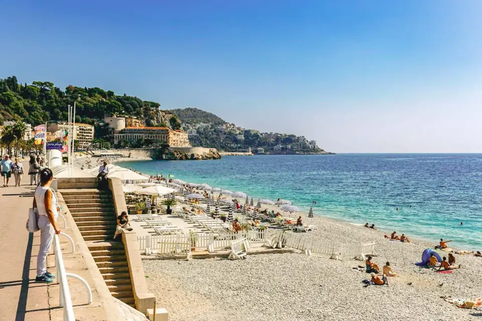 Plaże w Nicei - żwir czy piasek? Wybierz idealne miejsce!