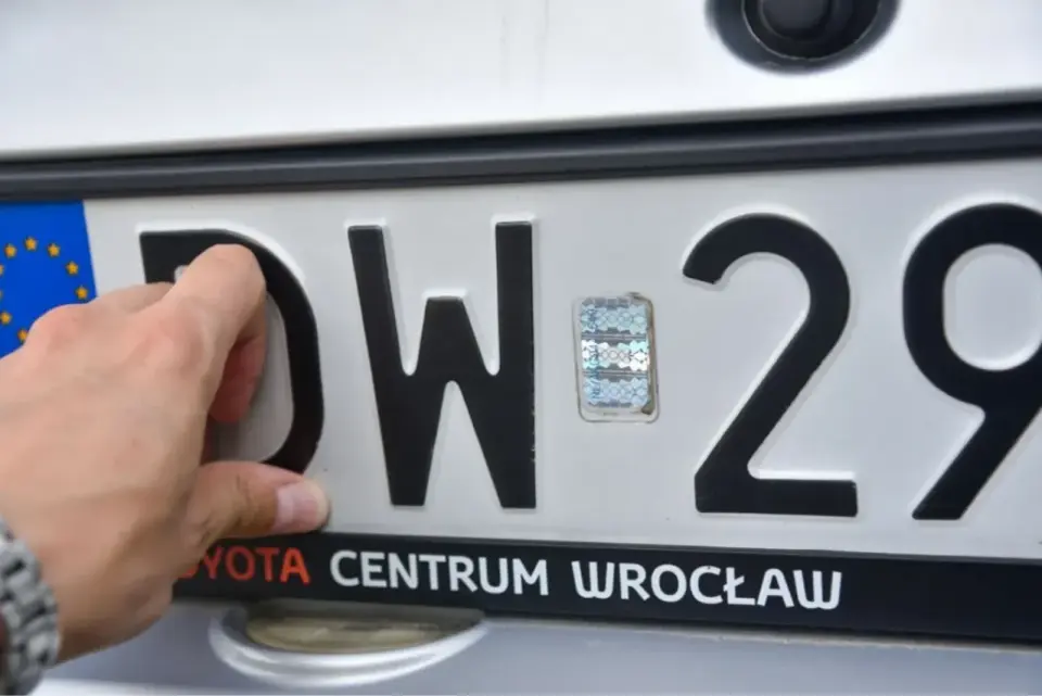 TST na tablicy rejestracyjnej - co oznacza ten wyróżnik?