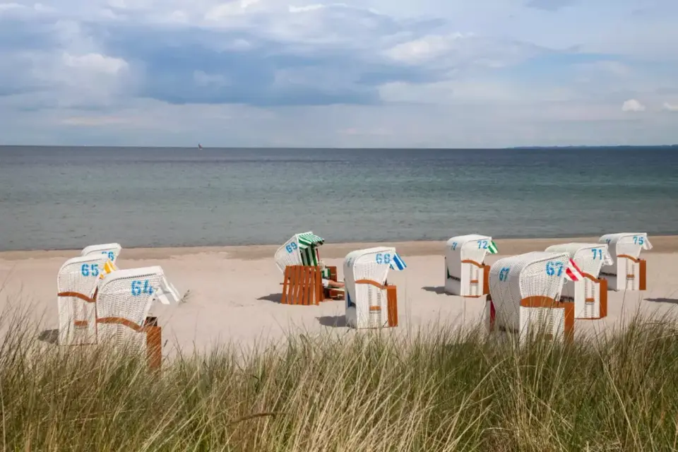 Tani nocleg nad morzem blisko plaży? Sprawdź, jak go znaleźć!