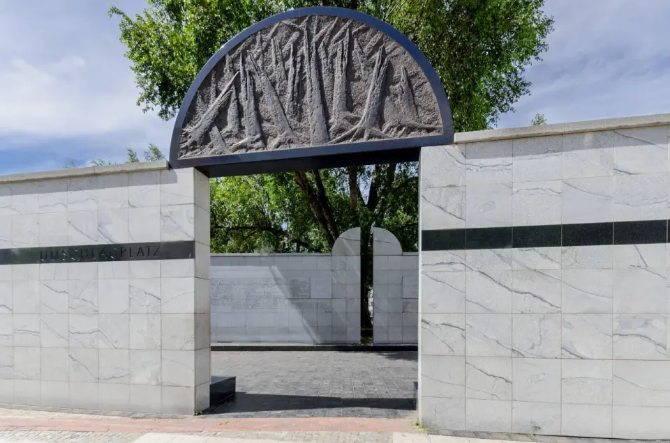 Umschlagplatz w Warszawie - Co to za miejsce i jak je odwiedzić?